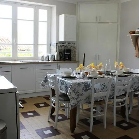 Ferienhaus Saint-quentin-sur-charente, 4 Pieces, 6 Personnes - Fr-1-653-13 *